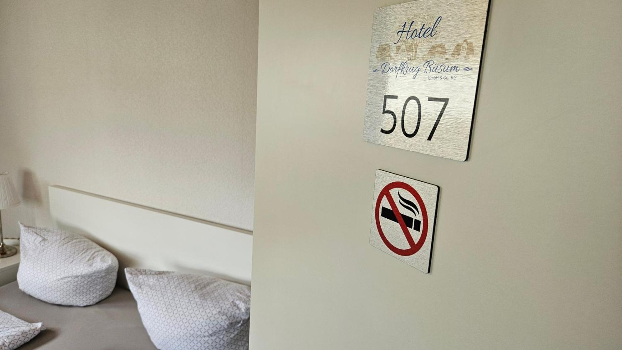 Hotel Dorfkrug Buesum - Guenstige Altbauzimmer Am Oland Büsum Quarto foto